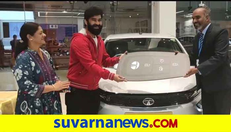 Kannada shine shetty collect big boss 7 winner car  tata altroz vcs