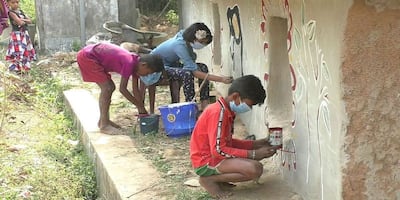 করোনা আবহে জঙ্গলমহলের বাঁধনা পরব, আদিবাসীদের বাড়ির দেওয়ালে তুলির টান