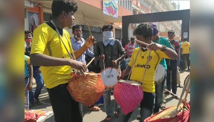 লোকাল ট্রেন চলতেই ঢাকিদের ভিড়ে ঢাকল শিয়ালদহ, খুশিতে ডগমগ পুজো উদ্যোক্তারাও