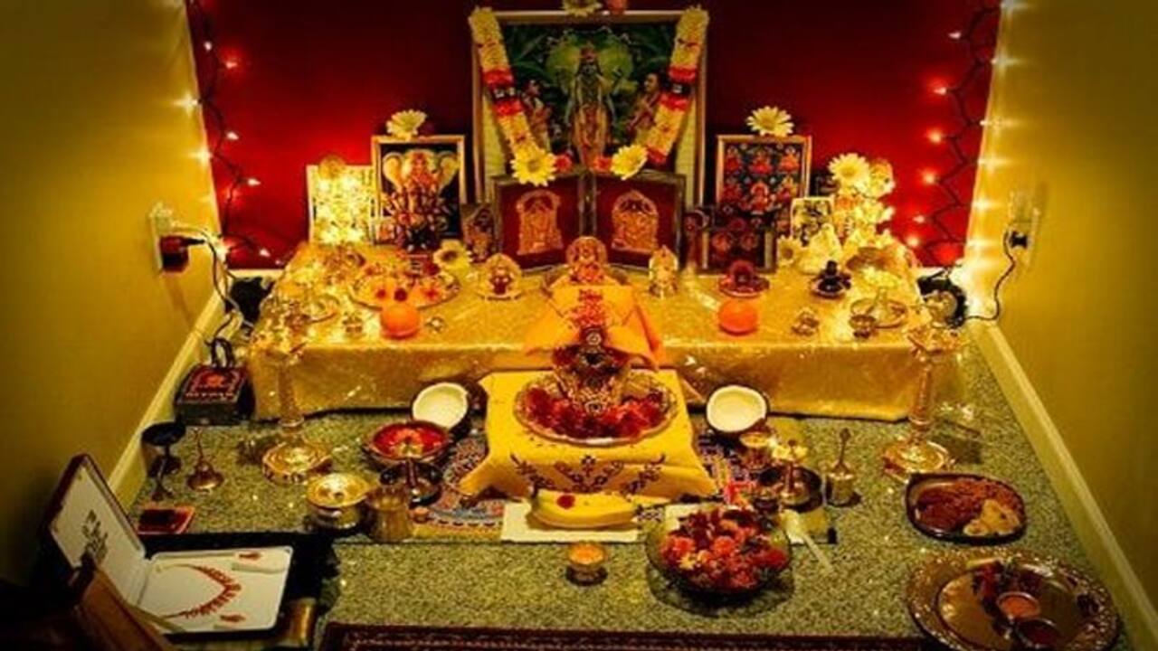 ತಾಯಿ ಲಕ್ಷ್ಮಿಯನ್ನು ಪೂಜಿಸುವುದರಿಂದ ವ್ಯಕ್ತಿಯ ಜೀವನದಲ್ಲಿ ಸುಖ ಸಮೃದ್ಧಿ ಇರುತ್ತದೆ ಎಂದು ಹೇಳಲಾಗುತ್ತದೆ. ತಾಯಿ ನೆಲೆಸಿರುವ ವಾತಾವರಣವೂ ಧನಾತ್ಮಕವಾಗಿರುತ್ತದೆ. ಮನೆಗೆ ಲಕ್ಷ್ಮಿಯ ಆಗಮನವಾಗಬೇಕು ಎಂದಾದರೆ ಪ್ರತಿದಿನ ಮನೆಯಲ್ಲಿ ಕೆಲವೊಂದು ನಿಯಮಗಳನ್ನು, ಆಚರಣೆಗಳನ್ನು ಪಾಲಿಸಬೇಕು. ಹಾಗಿದ್ದರೆ ಬೇಗನೆ ಲಕ್ಷ್ಮಿ ಆಗಮನವಾಗುತ್ತದೆ. ತಾಯಿ ಲಕ್ಷ್ಮಿಯನ್ನು ಪೂಜಿಸುವುದರಿಂದ ವ್ಯಕ್ತಿಯ ಜೀವನದಲ್ಲಿ ಸುಖ ಸಮೃದ್ಧಿ ಇರುತ್ತದೆ ಎಂದು ಹೇಳಲಾಗುತ್ತದೆ. ತಾಯಿ ನೆಲೆಸಿರುವ ವಾತಾವರಣವೂ ಧನಾತ್ಮಕವಾಗಿರುತ್ತದೆ. ಮನೆಗೆ ಲಕ್ಷ್ಮಿಯ ಆಗಮನವಾಗಬೇಕು ಎಂದಾದರೆ ಪ್ರತಿದಿನ ಮನೆಯಲ್ಲಿ ಕೆಲವೊಂದು ನಿಯಮಗಳನ್ನು, ಆಚರಣೆಗಳನ್ನು ಪಾಲಿಸಬೇಕು. ಹಾಗಿದ್ದರೆ ಬೇಗನೆ ಲಕ್ಷ್ಮಿ ಆಗಮನವಾಗುತ್ತದೆ.