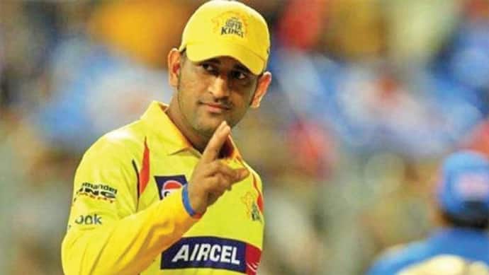 <p>16 ఏళ్ల పాటు క్రికెట్ కెరీర్ కొనసాగించిన మహేంద్ర సింగ్ ధోనీ, ప్రపంచవ్యాప్తంగా కోట్లాది మంది అభిమానులను సంపాదించుకున్నాడు..</p>
