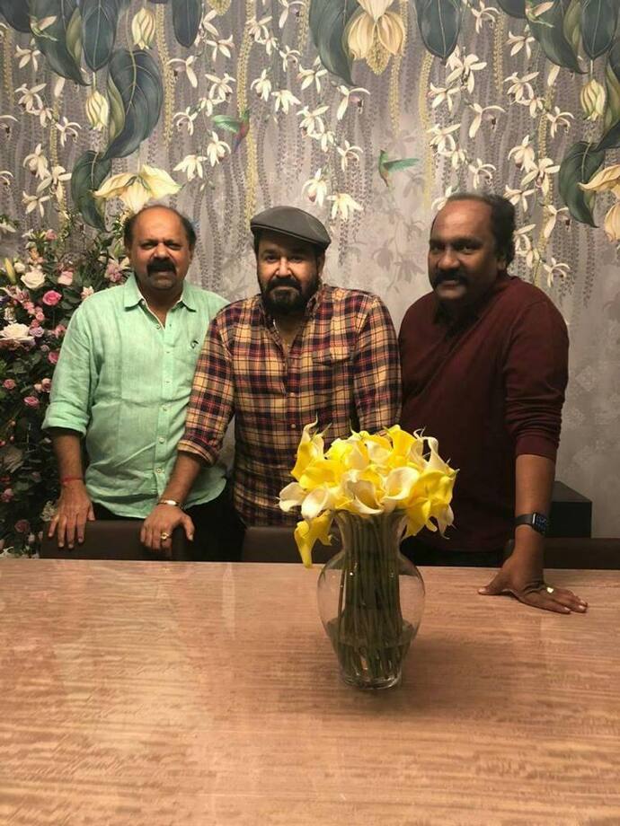 <p>താരത്തിന്റെ പുതിയ വീട്ടിലേക്ക് അപ്രതീക്ഷിത അതിഥിയായി എത്തിയത് അശോക് കുമാര്‍ ആണ്. മോഹന്‍ലാലിന്റെ ആദ്യ ചിത്രമായ തിരനോട്ടത്തിന്റെ സംവിധായകനും ബാല്യകാലം മുതല്‍ക്കുള്ള സുഹൃത്തുമാണ് അശോക് കുമാര്‍. ഇരുവരും ഒരുമിച്ചുള്ള ചിത്രങ്ങളാണ് ഇപ്പോൾ ശ്രദ്ധനേടുന്നത്.&nbsp;</p>
