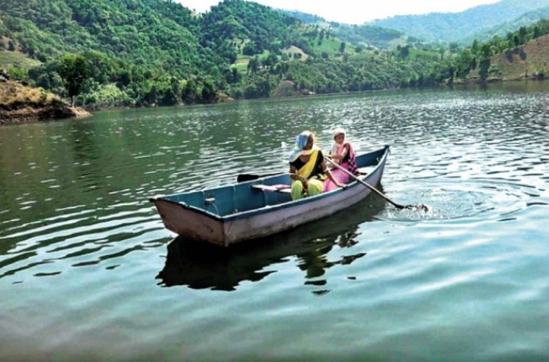 Maharastra anganwadi worker rows 18km daily to attend to tribal babies ckm