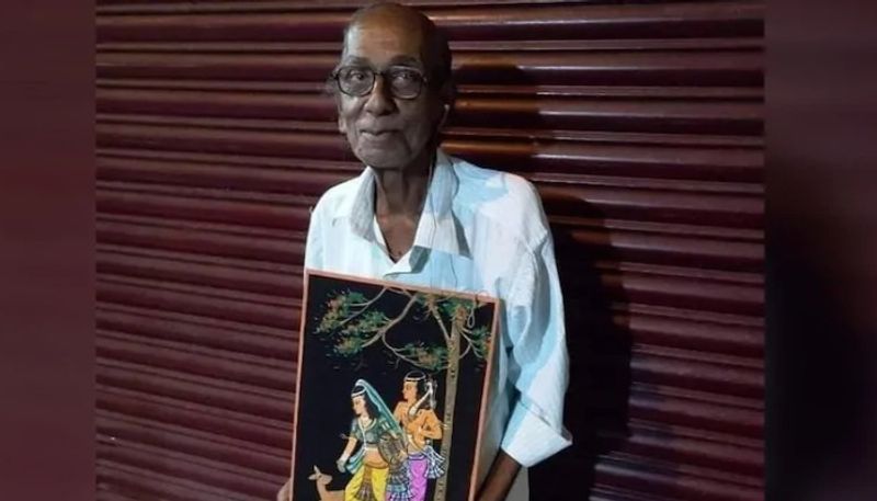 80 year old artist sells paintings on street after kids abandoned him in Kolkata