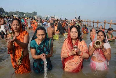 Photos :  श्रद्धालुओं ने डूबते सूर्य को दिया अर्घ्य, PM बोले - छठी मइया सभी के जीवन में सुख-समृद्धि दें