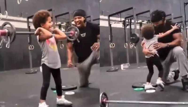 Girl lifts weights as dad encourages her in viral video