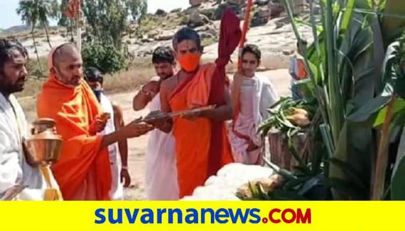 Vishwaprasannateertha Swamiji Puja to Anjaneya Statute grg