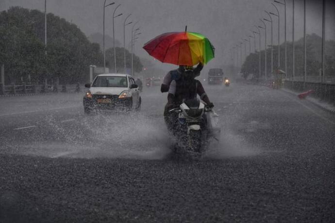 আজ ফের আদ্রতা চড়ে অস্বস্তি শহরে, ঝাপিয়ে বৃষ্টিতে ভ্য়াপসা গরম থেকে মিলতে পারে মুক্তি