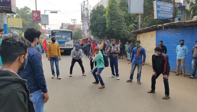 সরকারি বাস আটকে রাস্তায় বামকর্মীদের ক্রিকেট খেলা, যানজট সামাল দিতে নামল পুলিশ বাহিনী