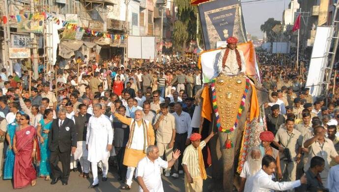 হাতির পিঠে সংবিধান, ১০ বছর আগে কীভাবে এক জৈন পণ্ডিত হয়েছিলেন নরেন্দ্র মোদীর অনুপ্রেব়ণা