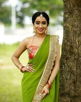 స్లీవ్‌లెస్‌ జాకెట్‌.. ఆకుపచ్చ చీరలో మత్తెక్కిస్తున్న సెక్సీ యాంకర్‌ వింధ్యా మేడపాటి..