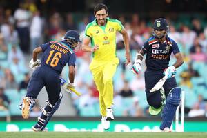 INDvsAUS: మొదటి వన్డేల్లో టీమిండియా ఓటమి... ధావన్, పాండ్యాల పోరాటం వృధా