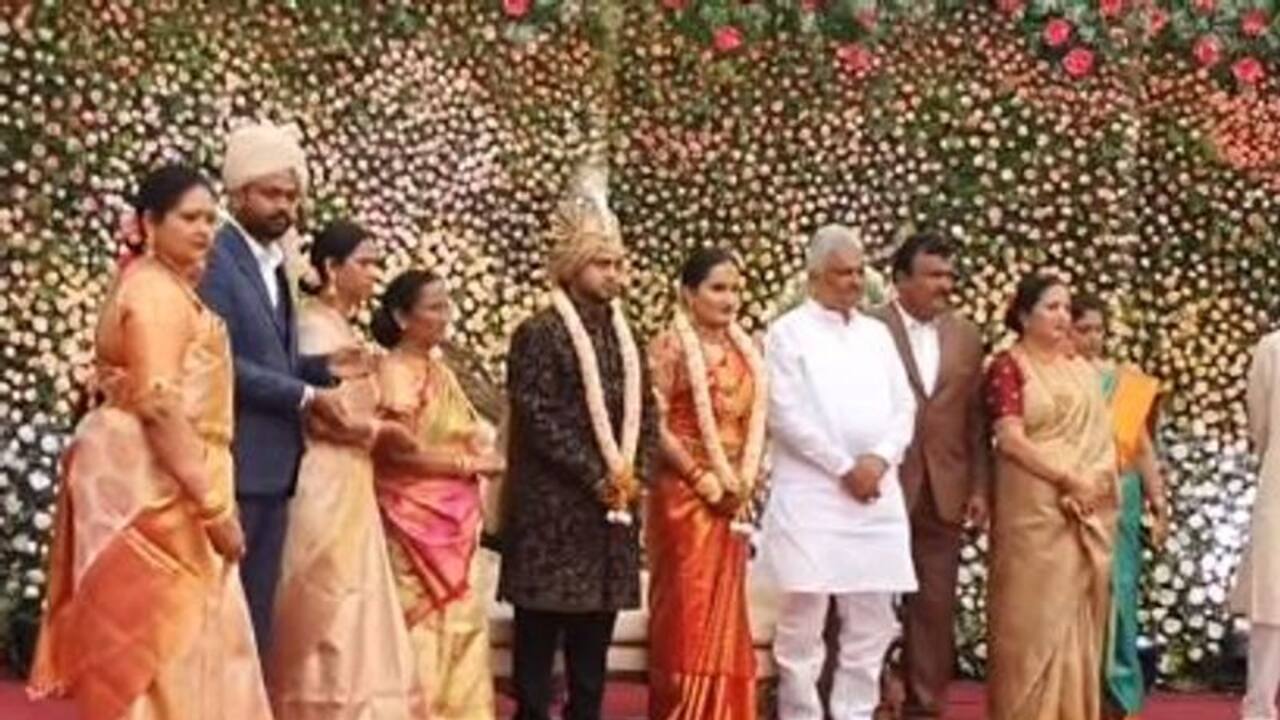 <p>ಬೆಳಗಾವಿ ಗ್ರಾಮೀಣ ಕಾಂಗ್ರೆಸ್ ಶಾಸಕಿ ಲಕ್ಷ್ಮೀ ಹೆಬ್ಟಾಳಕರ್ ಅವರ ಪುತ್ರ ಮೃಣಾಲ್ ಹಾಗೂ ಭದ್ರಾವತಿಯ ಶಾಸಕ ಬಿ.ಕೆ. ಸಂಗಮೇಶ್ವರ ಅವರ ಸಹೋದರ ಬಿ.ಕೆ.ಶಿವಕುಮಾರ ಪುತ್ರಿ ಡಾ|ಹೀತಾ ಅವರ ಅದ್ಧೂರಿ ಮದುವೆ</p>
<p>ಬೆಳಗಾವಿ ಗ್ರಾಮೀಣ ಕಾಂಗ್ರೆಸ್ ಶಾಸಕಿ ಲಕ್ಷ್ಮೀ ಹೆಬ್ಟಾಳಕರ್ ಅವರ ಪುತ್ರ ಮೃಣಾಲ್ ಹಾಗೂ ಭದ್ರಾವತಿಯ ಶಾಸಕ ಬಿ.ಕೆ. ಸಂಗಮೇಶ್ವರ ಅವರ ಸಹೋದರ ಬಿ.ಕೆ.ಶಿವಕುಮಾರ ಪುತ್ರಿ ಡಾ|ಹೀತಾ ಅವರ ಅದ್ಧೂರಿ ಮದುವೆ</p>