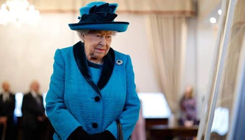 powers of Queen Elizabeth II photos