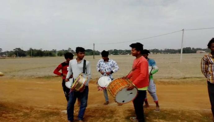 শতবর্ষ পার বৃদ্ধার শেষযাত্রায় দেদার বাজনা, নাতিদের কীর্তি দেখে হতবাক সকলেই