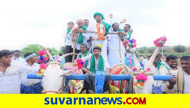 Kampli Congress MLA JN Ganesh offers pooja to irrigation projects With Farmers rbj