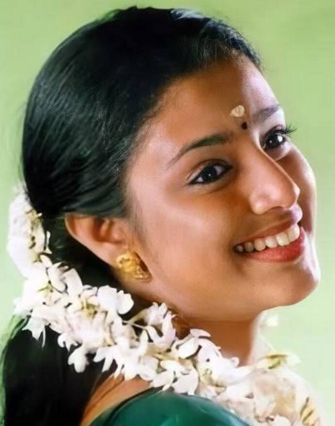 <p>വീണ്ടും ചില വീട്ടുകാര്യങ്ങള്‍ എന്ന, സത്യൻ അന്തിക്കാട് സംവിധാനം ചെയ്‍ത ചിത്രത്തിലൂടെ 1999ലാണ് സംയുക്ത വര്‍മ വെള്ളിത്തിരയിലെത്തുന്നത്.</p>
