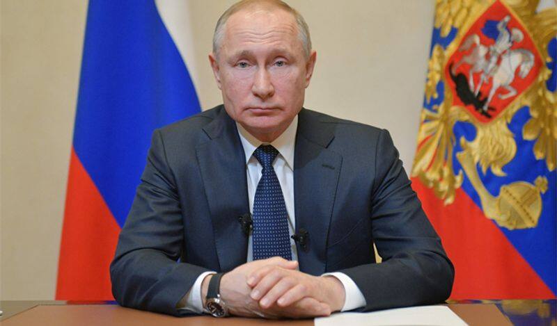 Russia President Putin vaccinated against COVID-19 out of public sight-dnm