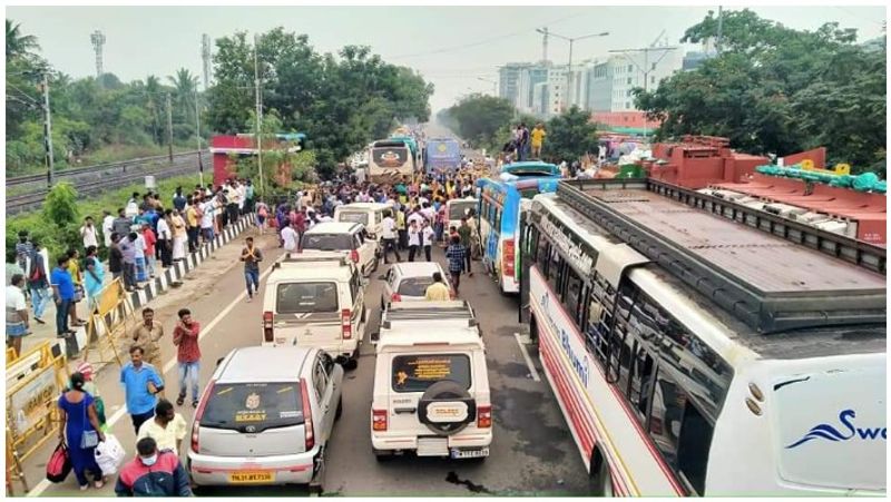 pmk cadres road strike against party president anbumani ramadoss arrest issue in vilupuram