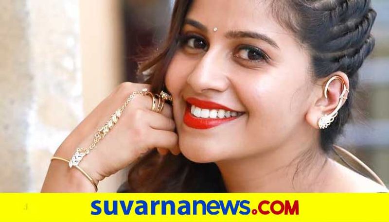 Anushree get caught for camera with her pet