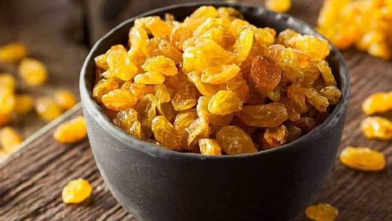 Why it is healthier to eat raisins soaked in water