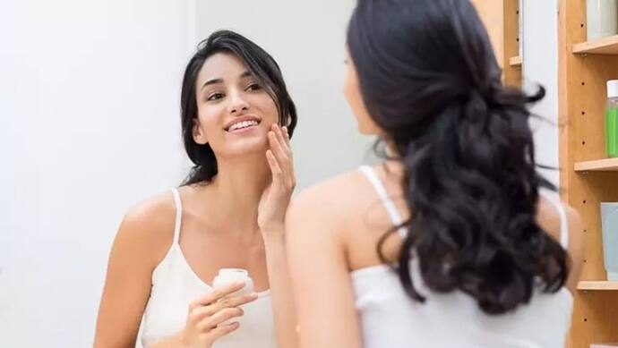 Beauty Tips: चेहरे पर लगाएं रेड वाइन और पाएं फेशियल जैसा निखार, जानें इसे इस्तेमाल करने का तरीका