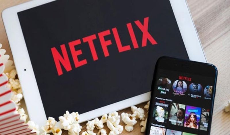 netflix forecasts an-end to borrowing for financing projects