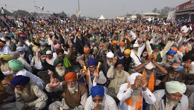 Farmers group protests silently at Govt meeting pod