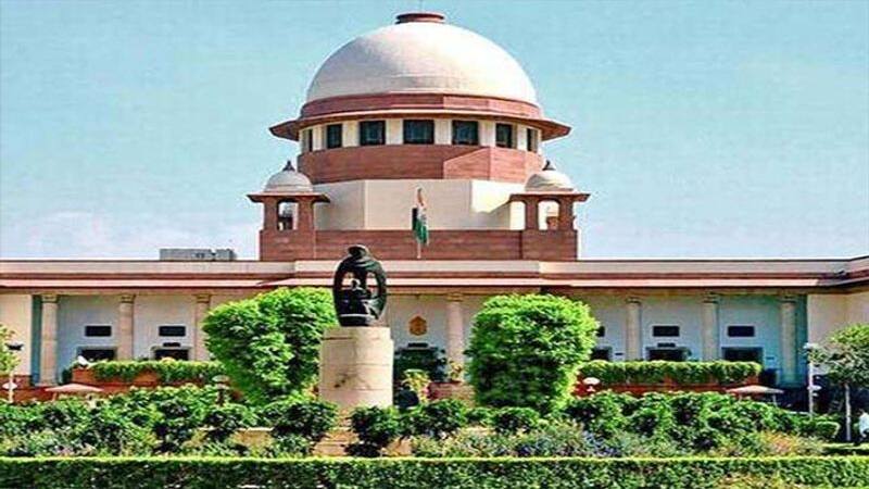 नए संसद भवन के सेंट्रल विस्टा प्रोजेक्ट के तरीके पर सुप्रीम कोर्ट ने नाराजगी जताई है। इस मामले में दायर याचिकाओं पर सुनवाई करते हुए सुप्रीम कोर्ट ने सोमवार को कहा कि सेंट्रल विस्टा प्रोजेक्ट के तहत कोई कंस्ट्रक्शन, तोड़फोड़ या पेड़ काटने का काम तब तक नहीं होना चाहिए, जब तक कि पेंडिंग अर्जियों पर आखिरी फैसला न सुना दिया जाए।
