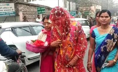 किसानों की वजह से इस दुल्हन को 2 किमी चलना पड़ा पैदल, मेहंदी लगे नंगे पैरों से घूंघट में चलती गई