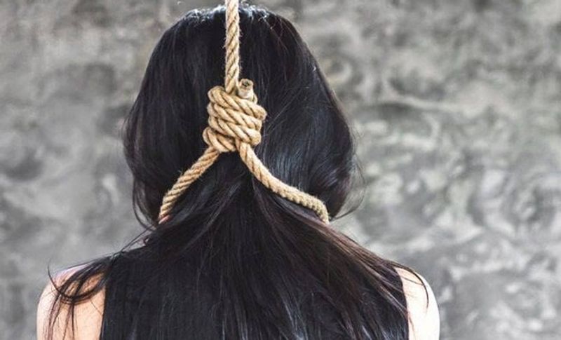 MBBS final year student Commits suicide By hanging herself at shivamogga rbj