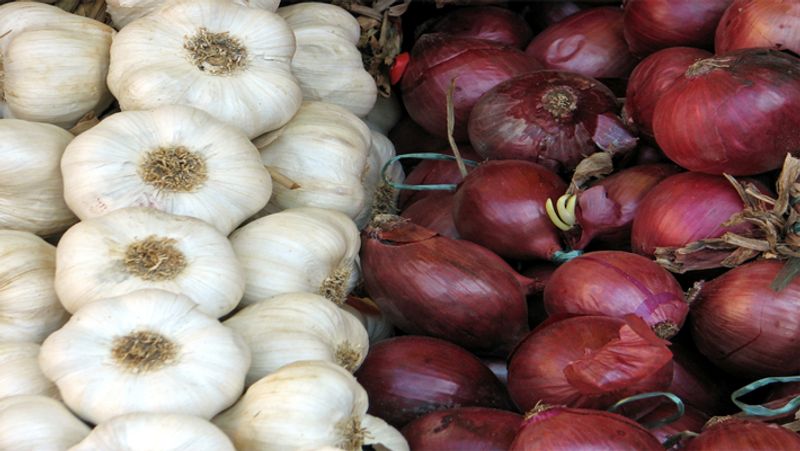 Increased rainfall drives up Onion, Garlic prices in Karnataka vkp