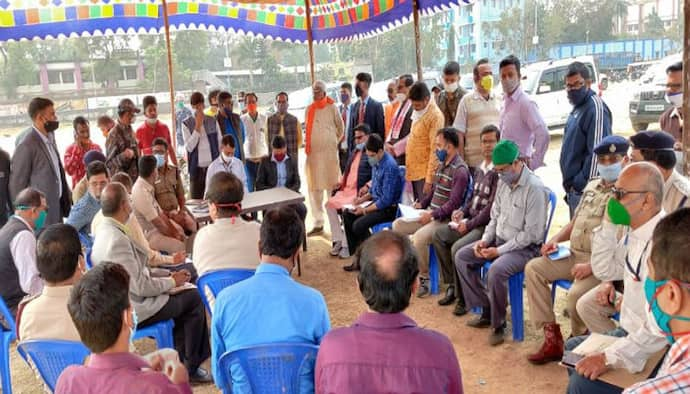 বাঁকুড়ায় বিরসা মুন্ডার মূর্তিতে মাল্যদানে বিতর্ক, শিক্ষা নিয়ে ক্ষুদিরামের মূর্তিতে শাহর মাল্যদানের প্রস্ততি