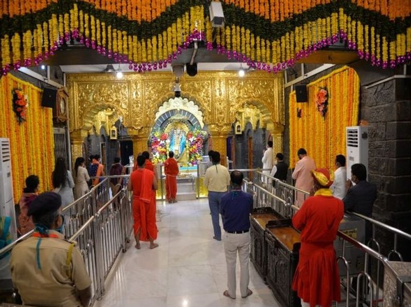 As temples prepare to reopen tomorrow, BMC issues SOPs ahead of Navratri gcw