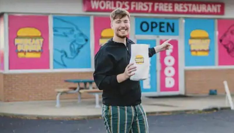 youtuber opened new restaurant and gives customers free food as well as money