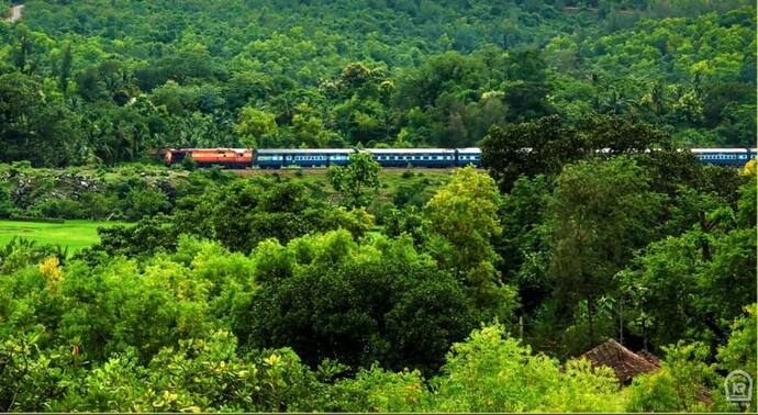 <p>ಉದಮಪುರ, ಶ್ರೀನಗರ ಹಾಗೂ ಬಾರಮುಲ್ಲ ರೈಲು ಯೋಜನೆ ಅತ್ಯಂತ ಕಠಿಣ ಹಾಗೂ ಸವಾಲಿನ ಯೋಜನೆಯಾಗಿದೆ. ಕಾರಣ ಬೆಟ್ಟ, ಗುಡ್ಡ, ಪ್ರಪಾತ, ನದಿ ಸೇರಿದಂತೆ ಹಲವು ಸವಾಲುಗಳನ್ನು ದಾಟಬೇಕಿದೆ. ಸೈರ್ಗಿಕವಾಗಿ, ಬೌಗೋಳಿಕವಾಗಿ ಕಾರಣದಿಂದ ಈ ಯೋಜನೆ ಪೂರ್ಣಗೊಂಡಿಲ್ಲ.</p>
