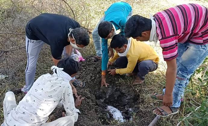 बच्चे को दफन करने जा रहे थे मां बाप, गड्डे में रखते ही जिंदा..चमत्कार मान लाए घर..लेकिन हकीकत कुछ और