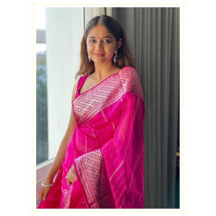 పింక్‌ శారీలో స్లీవ్‌ లెస్‌ బ్లౌజ్‌ ధరించి దిగిన ఫోటోలను కీర్తిసురేష్‌ సోషల్ మీడియా ద్వారా పంచుకోగా, అవి అభిమానులను పిచ్చెక్కిస్తున్నాయి.