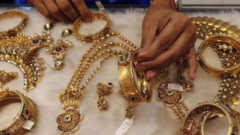 maid theft gold from a old lady and escaped in amalapuram - bsb