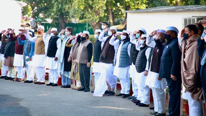 कांग्रेस स्थापना दिवस: सोनिया-राहुल अनुपस्थित, सवाल उठा तो सुरजेवाला ने कहा- राहुल पार्टी के अध्यक्ष नहीं