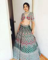 ఏం నడుమురా బాబు... బొడ్డు చూపిస్తూ రచ్చ చేసిన బిగ్ బాస్ దివి!
