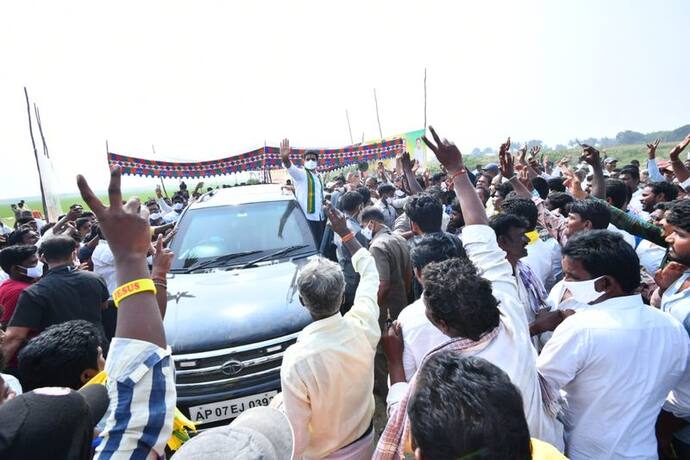 <p>ప్రకాశం: రైతుల సమస్యల గురించి తెలుసుకునేందుకు టిడిపి జాతీయ ప్రధాన కార్యదర్శి నారా లోకేష్ రాష్ట్రవ్యాప్తంగా పర్యటన చేపట్టిన విషయం తెలిసిందే. ఇందులో భాగంగా ఇవాళ(మంగళవారం) ఆయన ప్రకాశం జిల్లా ఎర్రగొండపాలెం నియోజకవర్గం మేడపి గ్రామంలో పర్యటించారు. గ్రామంలోని&nbsp;రైతులతో రచ్చబండ కార్యక్రమంలో పాల్గొని వారి సమస్యల గురించి తెలుసుకున్నారు నారా లోకేష్.</p>
