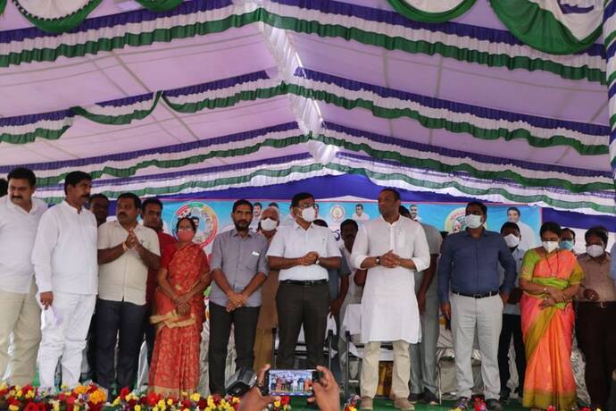 <p>ఆత్మకూరు: తాను ప్రాతినిధ్యం వహిస్తున్న నియోజకవర్గ ప్రజలపై పరిశ్రమలు,ఐటీ, నైపుణ్యాభివృద్ధి, శిక్షణ, వాణిజ్య, జౌళి శాఖ మంత్రి మేకపాటి గౌతమ్ రెడ్డి&nbsp;హామీల వర్షం కురిపించారు. ముఖ్యంగా నియోజవర్గంలోని నిరుద్యోగ యువతకు తీపికబురు అందించారు. ఒక్క ఆత్మకూరు నియోజవర్గ పరిధిలోని నిరుద్యోగ యువతకే 10వేల ఉద్యోగాలను అందిస్తామని మంత్రి హామీ &nbsp;ఇచ్చారు.</p>
