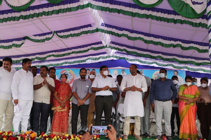 <p>ఆత్మకూరు: తాను ప్రాతినిధ్యం వహిస్తున్న నియోజకవర్గ ప్రజలపై పరిశ్రమలు,ఐటీ, నైపుణ్యాభివృద్ధి, శిక్షణ, వాణిజ్య, జౌళి శాఖ మంత్రి మేకపాటి గౌతమ్ రెడ్డి హామీల వర్షం కురిపించారు. ముఖ్యంగా నియోజవర్గంలోని నిరుద్యోగ యువతకు తీపికబురు అందించారు. ఒక్క ఆత్మకూరు నియోజవర్గ పరిధిలోని నిరుద్యోగ యువతకే 10వేల ఉద్యోగాలను అందిస్తామని మంత్రి హామీ ఇచ్చారు.</p>
<p>ఆత్మకూరు: తాను ప్రాతినిధ్యం వహిస్తున్న నియోజకవర్గ ప్రజలపై పరిశ్రమలు,ఐటీ, నైపుణ్యాభివృద్ధి, శిక్షణ, వాణిజ్య, జౌళి శాఖ మంత్రి మేకపాటి గౌతమ్ రెడ్డి హామీల వర్షం కురిపించారు. ముఖ్యంగా నియోజవర్గంలోని నిరుద్యోగ యువతకు తీపికబురు అందించారు. ఒక్క ఆత్మకూరు నియోజవర్గ పరిధిలోని నిరుద్యోగ యువతకే 10వేల ఉద్యోగాలను అందిస్తామని మంత్రి హామీ ఇచ్చారు.</p>