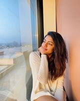 తొడలు చూపిస్తూ కొత్త ఏడాది వెల్‌కమ్‌ చెబుతున్న తెలుగందం ఈషారెబ్బా