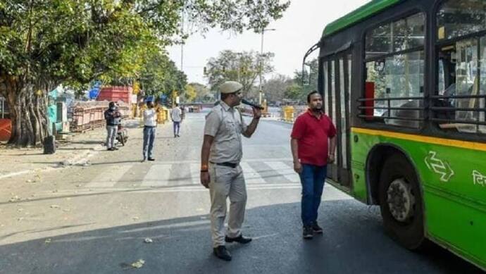 दिल्ली में कोरोना के केस घटे,...लेकिन आज और कल लागू रहेगा नाइट कर्फ्यू