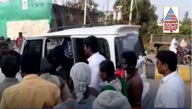 MLA Kampli Ganesh Rescues Accident Victim Ballari mah