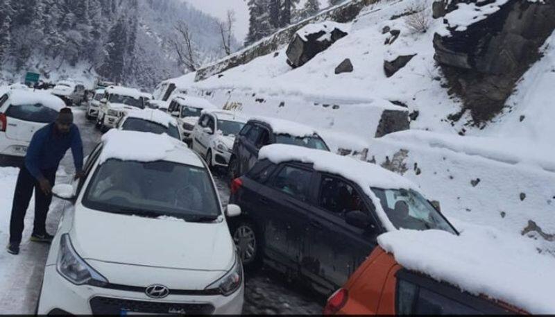 Kullu police announces Atal Tunnel shut for 3 days due to snow fall and landslide ckm