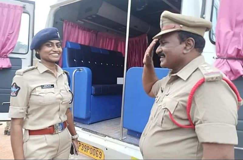 Viral photo Circle Inspector salutes DSP daughter Prasanti on duty-VPN