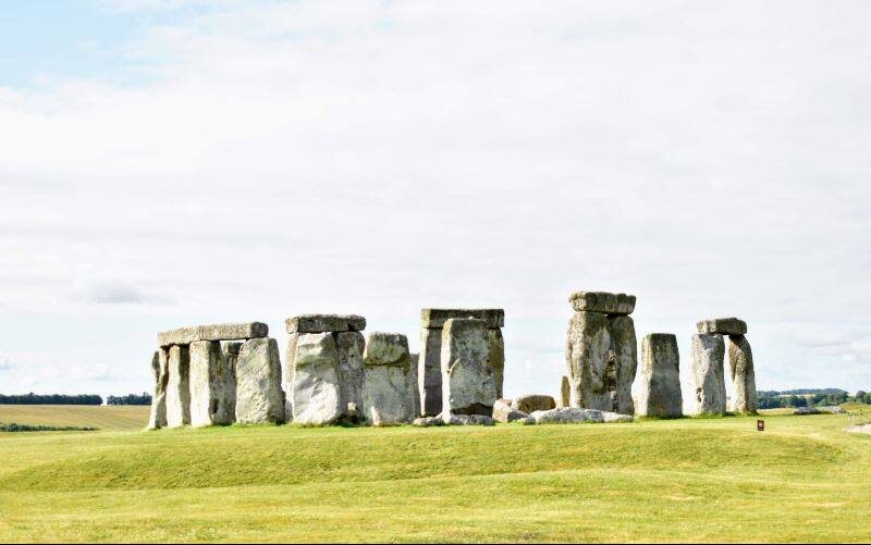 london walk travelogue by Nidheesh Nandanam Stonehenge iconic windows wall paper